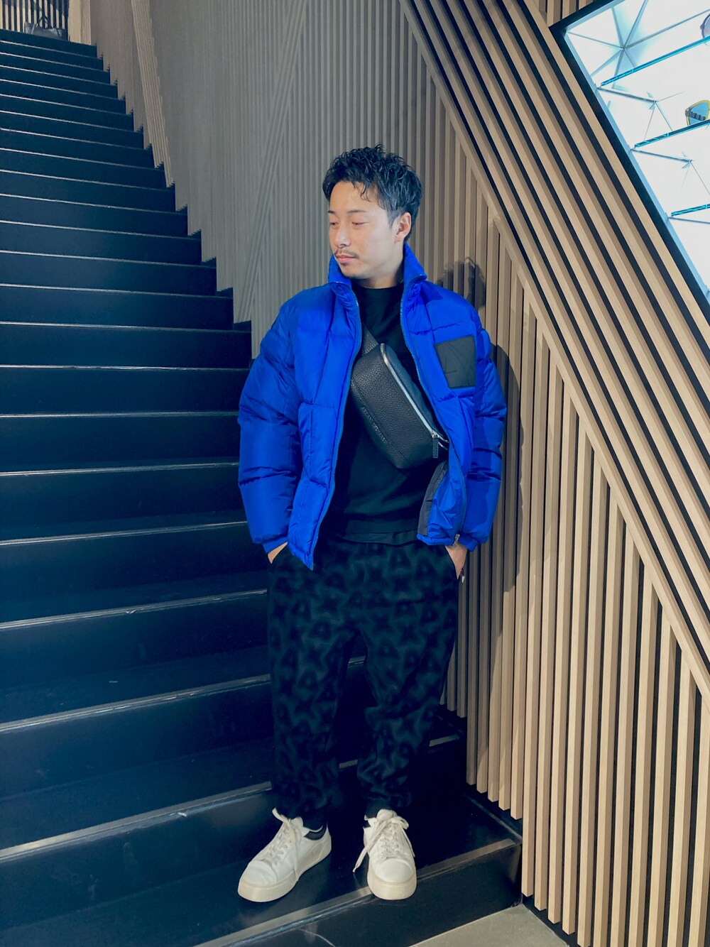 「AXchanger、AXchange、armaniexchange、AXCatStreet、スウェット、バッグ、スニーカー、ダウンジャケット、ブルー、秋冬コーデ、アウター、大人カジュアル、アルマーニエクスチェンジ」｜「ARMANI EXCHANGEの【A|X アルマーニ エクスチェンジ】AXロゴパッチ　リアルダウンジャケット（EC限定カラー含）（ダウンジャケット/コート、ブルー系）」を使った、Y. SHOTAROさん（メンズ・163cm）の秋コーディネートの1枚目の写真