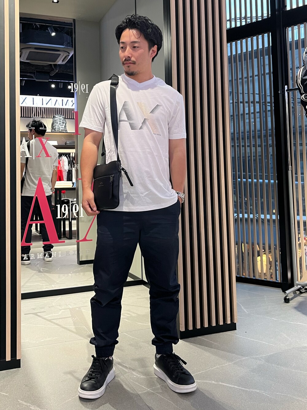 「armaniexchange、AXchanger、AXchange、AXCatStreet、アルマーニエクスチェンジ、Tシャツ、白Tシャツ、Ｖネック、ショルダーバッグ、スニーカー、シンプルコーデ、夏コーデ、低身長コーデ、みんなの白Tフェス、ZOZOセール2023夏」｜「ARMANI EXCHANGEの【A|X アルマーニ エクスチェンジ】A|Xロゴ　半袖VネックTシャツ/REGULAR（Tシャツ/カットソー、ホワイト系）」を使った、Y. SHOTAROさん（メンズ・163cm）の夏コーディネートの1枚目の写真