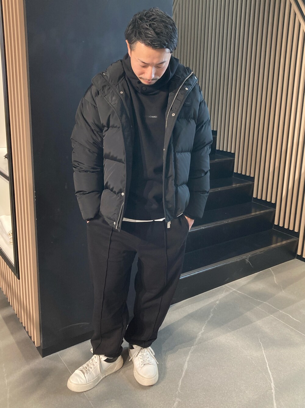 「AXchanger、AXchange、AXCatStreet、armaniexchange、セットアップ、スウェット、フーディー、パーカー、オーバーサイズ、ビッグシルエット、バックプリント、白スニーカー、スニーカー、ダウンジャケット、冬アウター」｜「ARMANI EXCHANGEの【A|X アルマーニ エクスチェンジ】ADE リアルダウンジャケット（ダウンジャケット/コート、ブラック系）」を使った、Y. SHOTAROさん（メンズ・163cm）の冬コーディネートの1枚目の写真