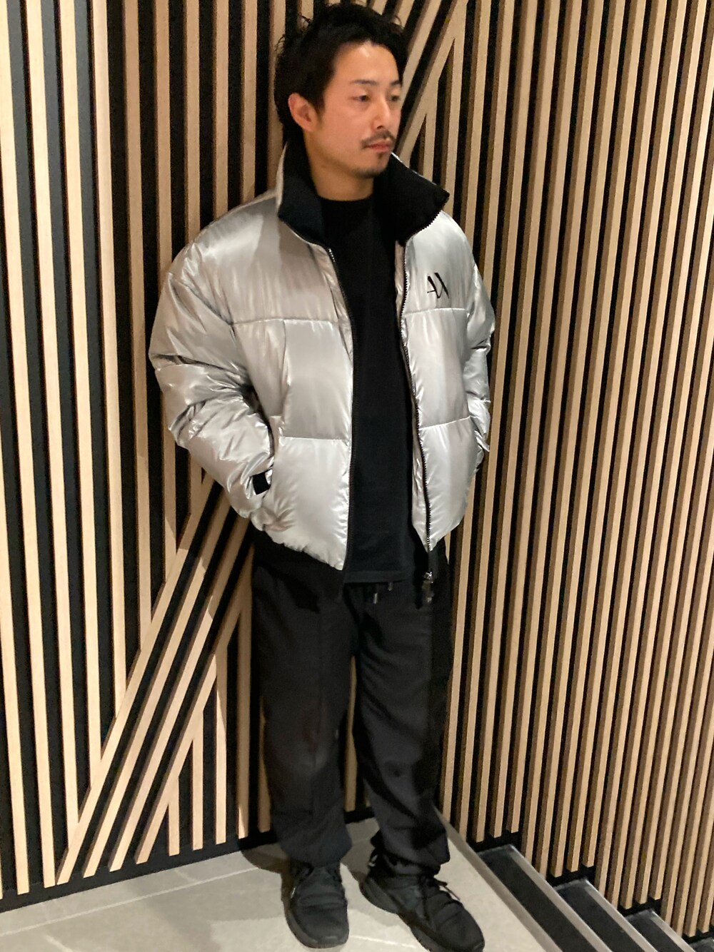「AXchanger、AXchange、AXCatStreet、armaniexchange、アウター、リバーシブル、シルバー、ストリート、冬コーデ、大人カジュアル」｜「ARMANI EXCHANGEの【A|X アルマーニ エクスチェンジ】AXロゴ　パファーブルゾン（ブルゾン、シルバー系）」を使った、Y. SHOTAROさん（メンズ・163cm）の冬コーディネートの1枚目の写真