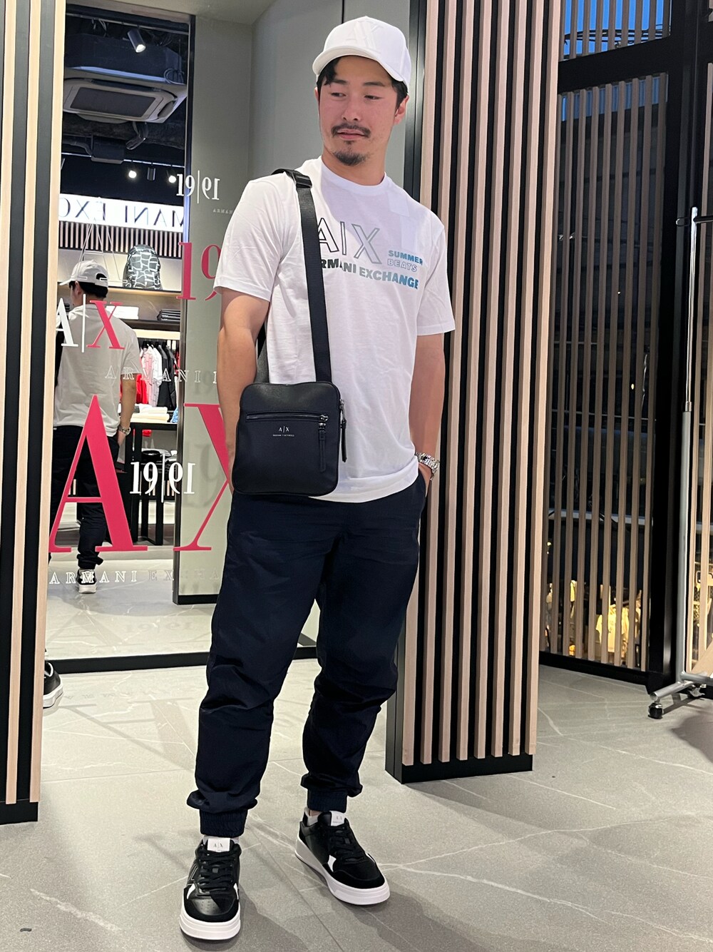 「シンプル、AXchanger、AXchange、armaniexchange、AXCatStreet、キャップ、白Tシャツ、ジョガーパンツ、スニーカー、夏コーデ、ZOZOセール2023夏、みんなの白Tフェス」｜「ARMANI EXCHANGEの【ARMANI EXCHANGE/アルマーニ エクスチェンジ】ONE POINT LOGO BASE BALL CAP/ワンポイントロゴベースボールキャップ（キャップ、ブラック系）」を使った、Y. SHOTAROさん（メンズ・163cm）の夏コーディネートの1枚目の写真