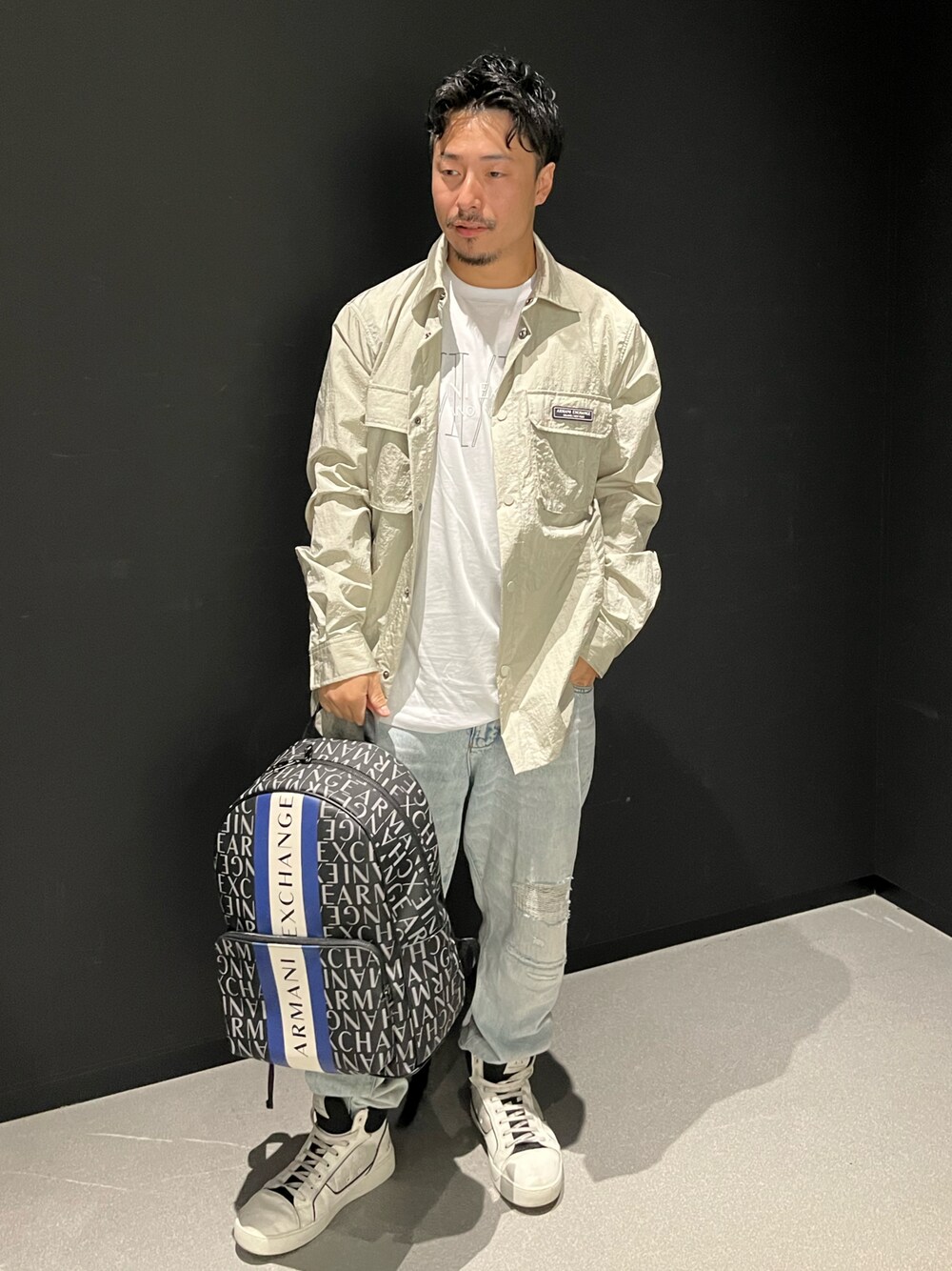 「ZOZOセール2023夏、AXchanger、AXchange、armaniexchange、AXCatStreet、みんなの白Tフェス、バックパック、ハイカットスニーカー、白スニーカー、デニム、シャツスタイル、オーバーサイズ、Tシャツ、スニーカー、夏コーデ」｜「ARMANI EXCHANGEの【A|X アルマーニ エクスチェンジ】スナップボタン　長袖シャツ/REGULAR（シャツ/ブラウス、ベージュ系）」を使った、Y. SHOTAROさん（メンズ・163cm）の夏コーディネートの1枚目の写真