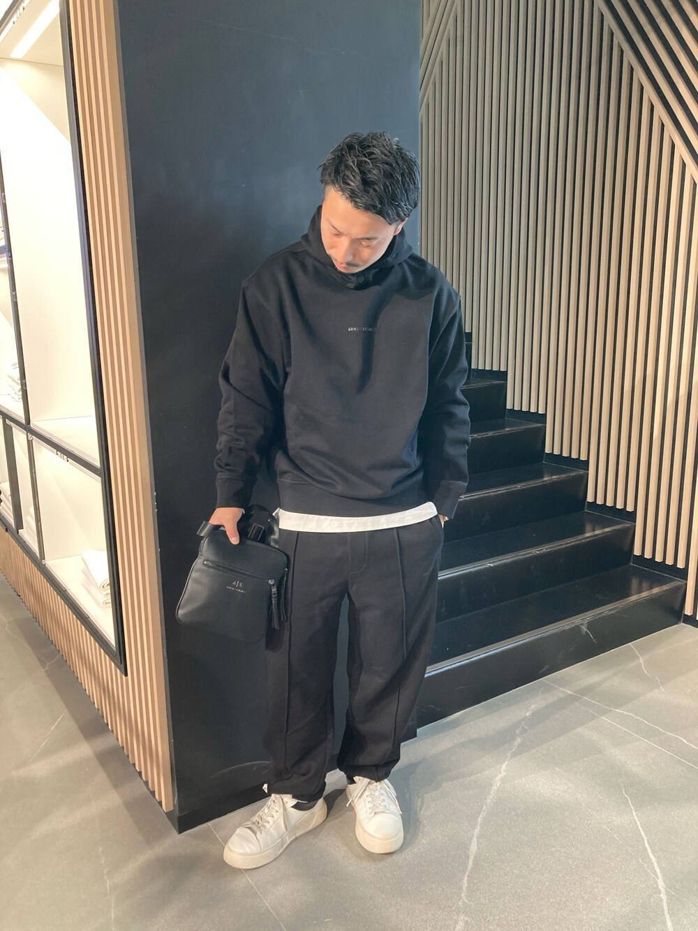 「AXchanger、AXchange、armaniexchange、AXCatStreet、セットアップ、スウェット、パーカー、オーバーサイズ、ビッグシルエット、スニーカー、白スニーカー、ショルダーバッグ、秋コーデ、バックプリント、モノトーン」｜「ARMANI EXCHANGEの【A|X アルマーニ エクスチェンジ】AXロゴ　フーデッドスウェットプルオーバー（スウェット、ブラック系）」を使った、Y. SHOTAROさん（メンズ・163cm）の冬コーディネートの1枚目の写真