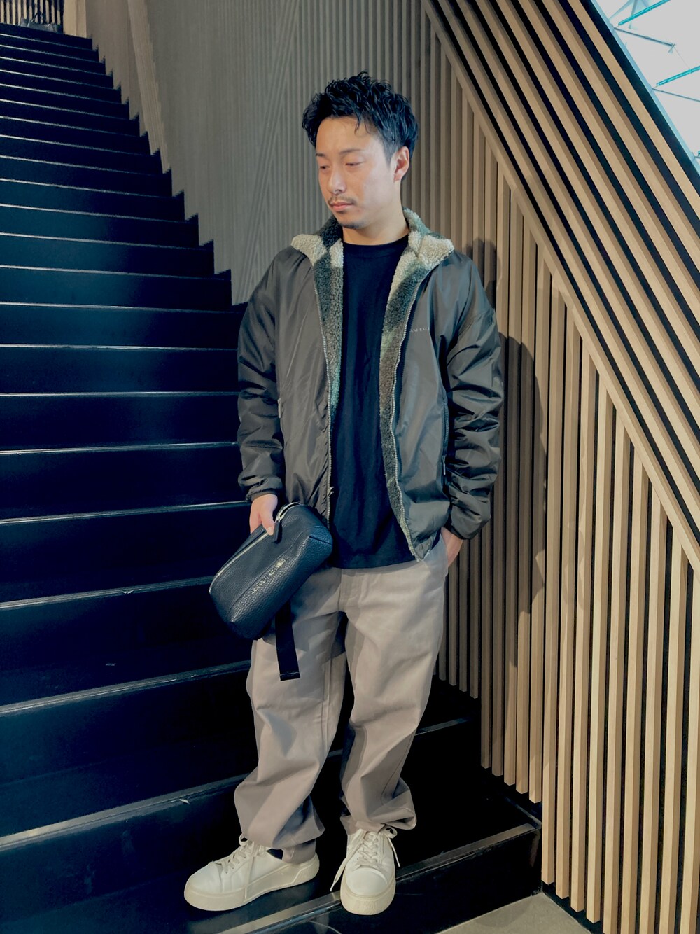 「AXchanger、axes femme、armaniexchange、AXCatStreet、スニーカー、カモフラ、アウター、リバーシブル、チノパン、ボディバッグ、ニット、メンズファッション、秋冬コーデ」｜「ARMANI EXCHANGEの【A|X アルマーニ エクスチェンジ】オールオーバーカモフラージュ　リバーシブルブルゾン（ブルゾン、グリーン系）」を使った、Y. SHOTAROさん（メンズ・163cm）の秋コーディネートの1枚目の写真