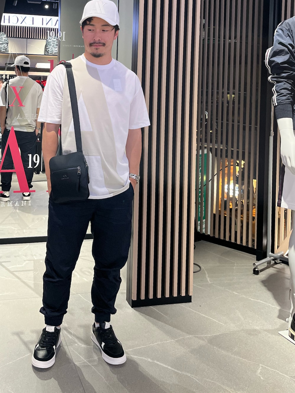 「大人カジュアル、AXchanger、AXchange、armaniexchange、AXCatStreet、Tシャツ、オーバーサイズ、ジョガーパンツ、スニーカー、ショルダーバッグ、キャップ、夏コーデ、みんなの白Tフェス、ZOZOセール2023夏」｜「ARMANI EXCHANGEの【ARMANI EXCHANGE/アルマーニ エクスチェンジ】ONE POINT LOGO BASE BALL CAP/ワンポイントロゴベースボールキャップ（キャップ、ブラック系）」を使った、Y. SHOTAROさん（メンズ・163cm）の夏コーディネートの1枚目の写真