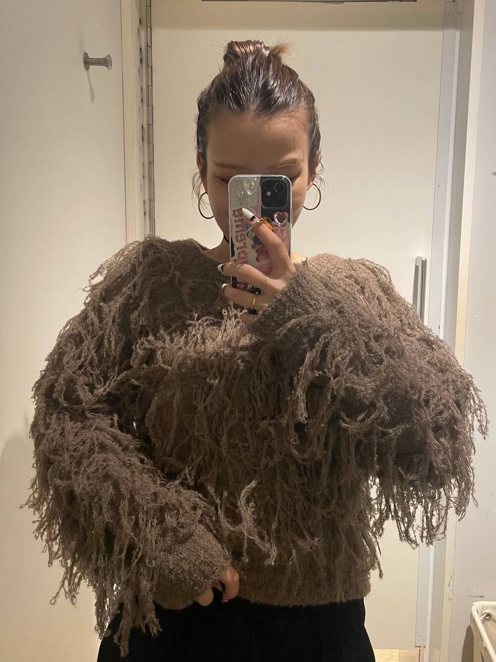 ブラック系のサンダル、ブラック系のスウェットパンツ、ブラウン系のニット/セーターを着用したレディースの秋コーディネートの1枚目の写真