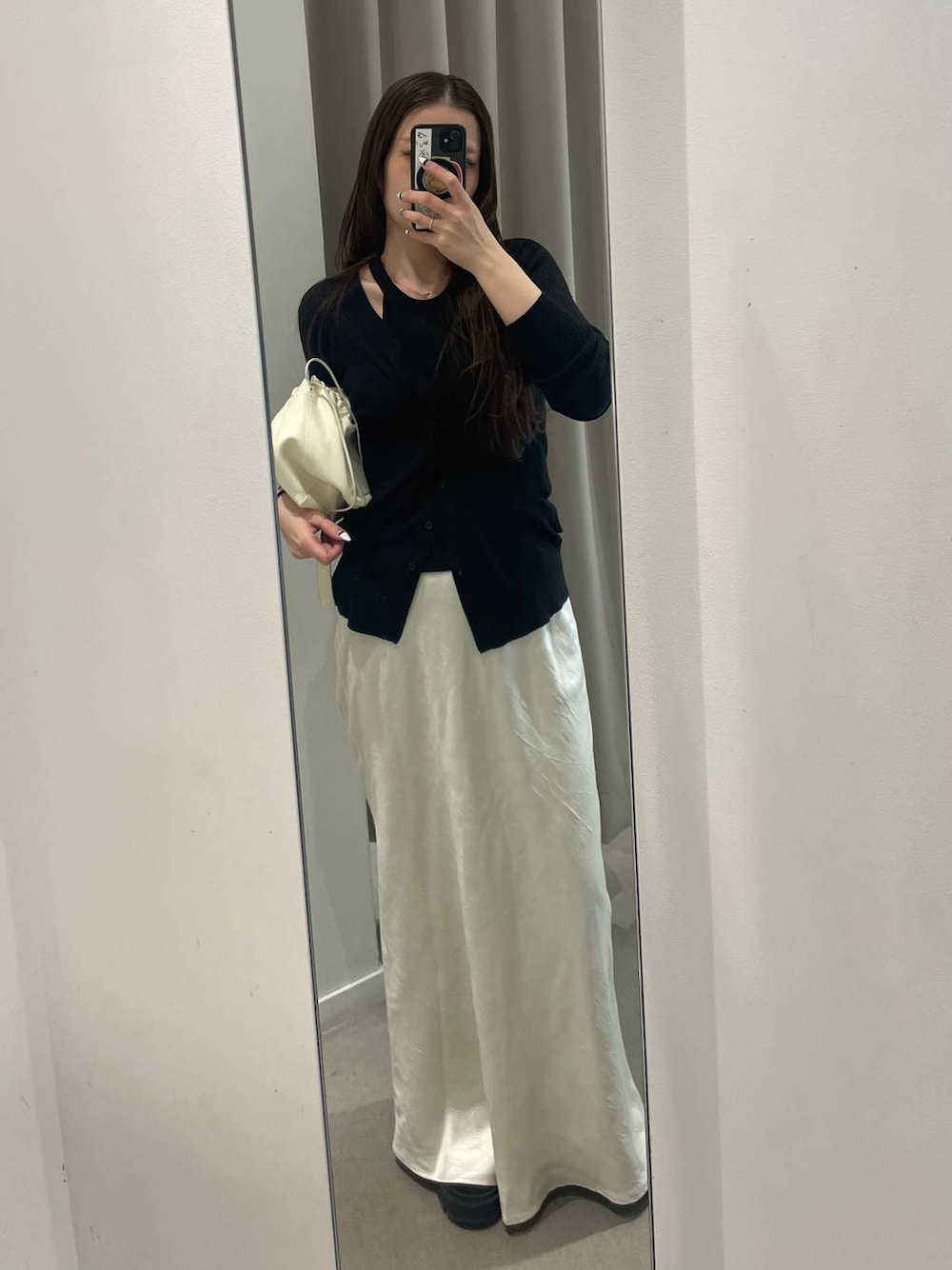 ホワイト系のスカートを着用したレディースの春コーディネートの1枚目の写真