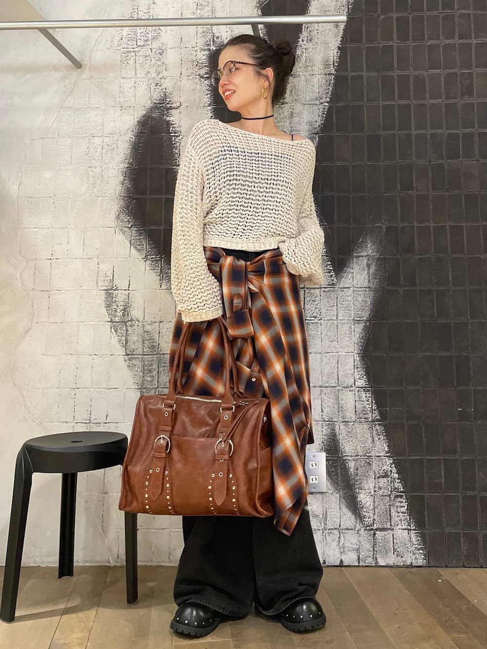 ブラウン系のシャツ/ブラウス、グレー系のデニムパンツ、ブラック系のサンダルを着用したレディースの秋コーディネートの1枚目の写真