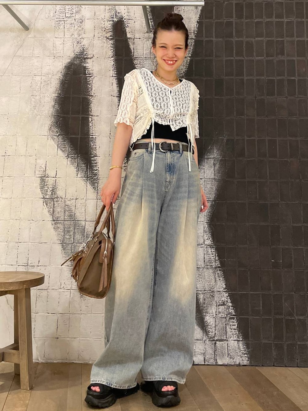 「着痩せ・細見え、体型カバー、ベーシック/シンプル、ママコーデ、ジーナシスト_JEANASIS、オーバーサイズ、デニムパンツ、バッグ、サンダル、パンツ、春夏コーデ、夏コーデ」｜「JEANASISのYラインロングチェーンネックレス/290385（ネックレス、ゴールド系）」を使った、AI_YOSHIHARAさん（レディース・165cm）の夏コーディネートの1枚目の写真