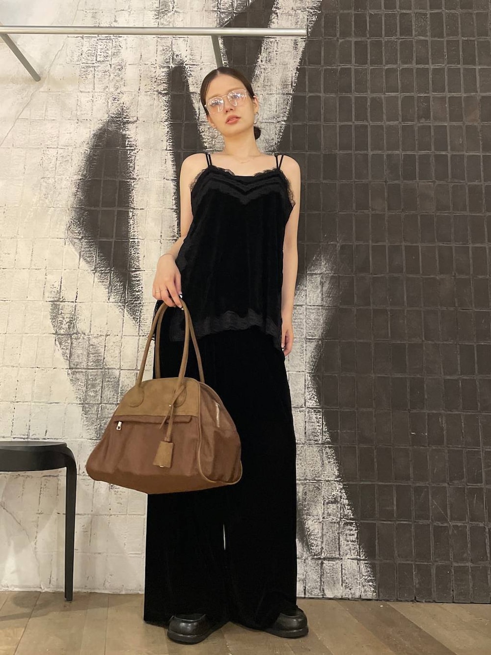 ブラック系のその他パンツ、ブラウン系のボストンバッグ、ブラック系のキャミソールを着用したレディースの夏コーディネートの1枚目の写真