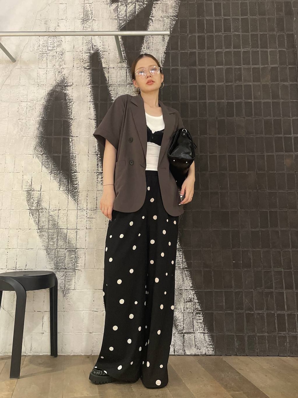 ブラック系のその他パンツ、ブラック系のローファー、ブラック系のキャミソールを着用したレディースの夏コーディネートの1枚目の写真