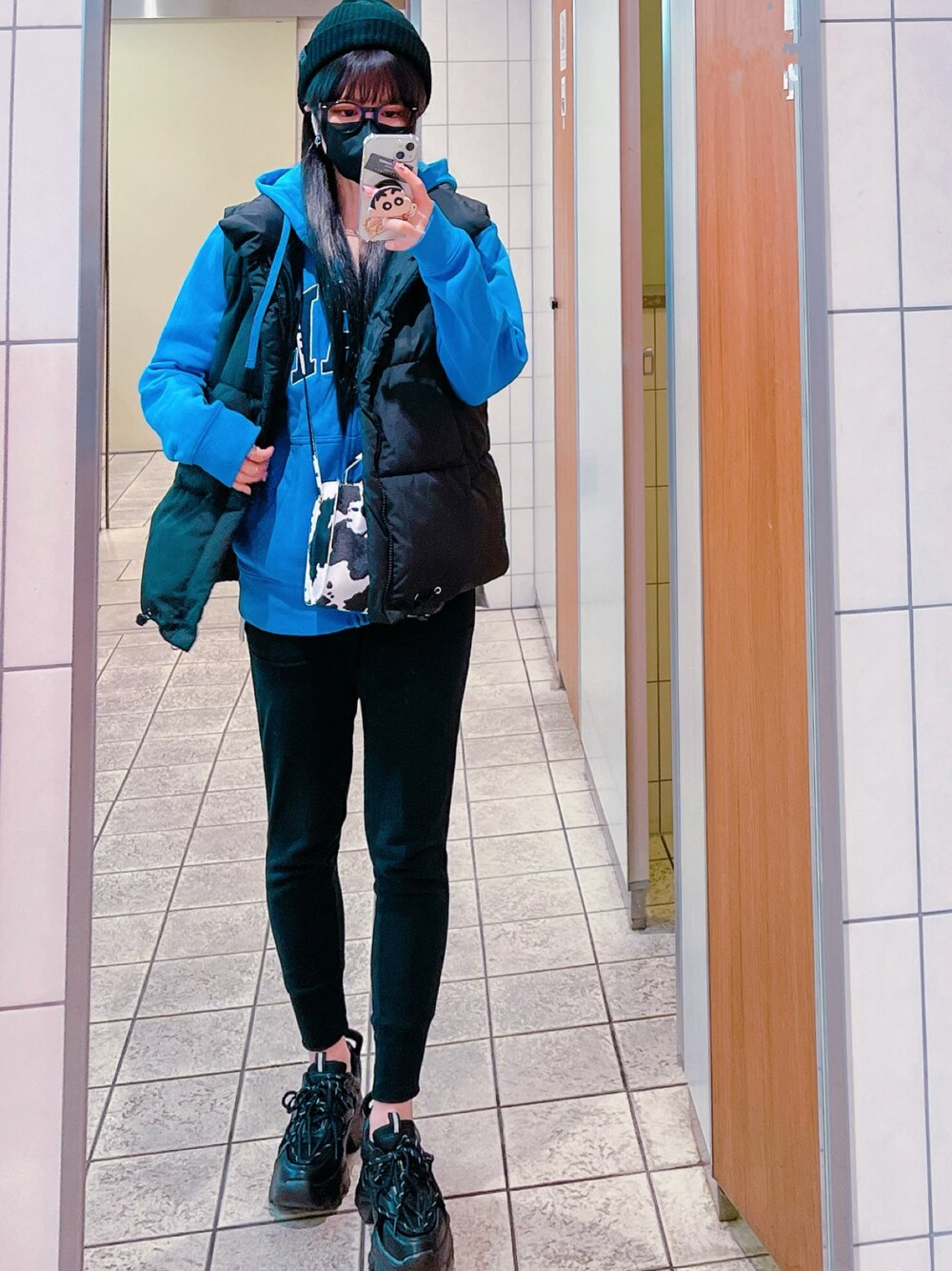 「大人カジュアル、春カラー、休日コーデ、パンツスタイル、ラクチンコーデ、カジュアル、韓国ファッション、ダテメガネ、ウィッグ、プチプラ、メガネ女子」｜「SHEINのアイテム（ダウンベスト、ブラック系）」を使った、おりたさん（レディース・158cm）の春コーディネートの1枚目の写真