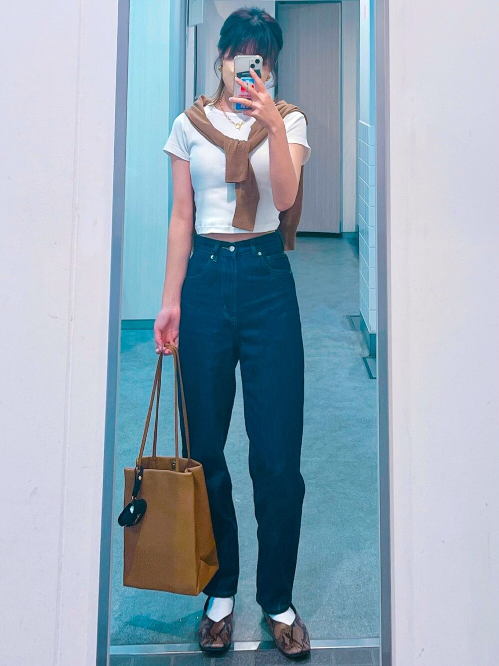 「オトナカジュアル、パンツスタイル、きれいめカジュアル、プチプラコーデ、ホワイトソックス、UNIQLO、ユニクロ、GU、シンプル、肩掛けカーデ」｜「GUのアイテム（デニムパンツ、ブルー系）」を使った、おりたさん（レディース・158cm）の春コーディネートの1枚目の写真