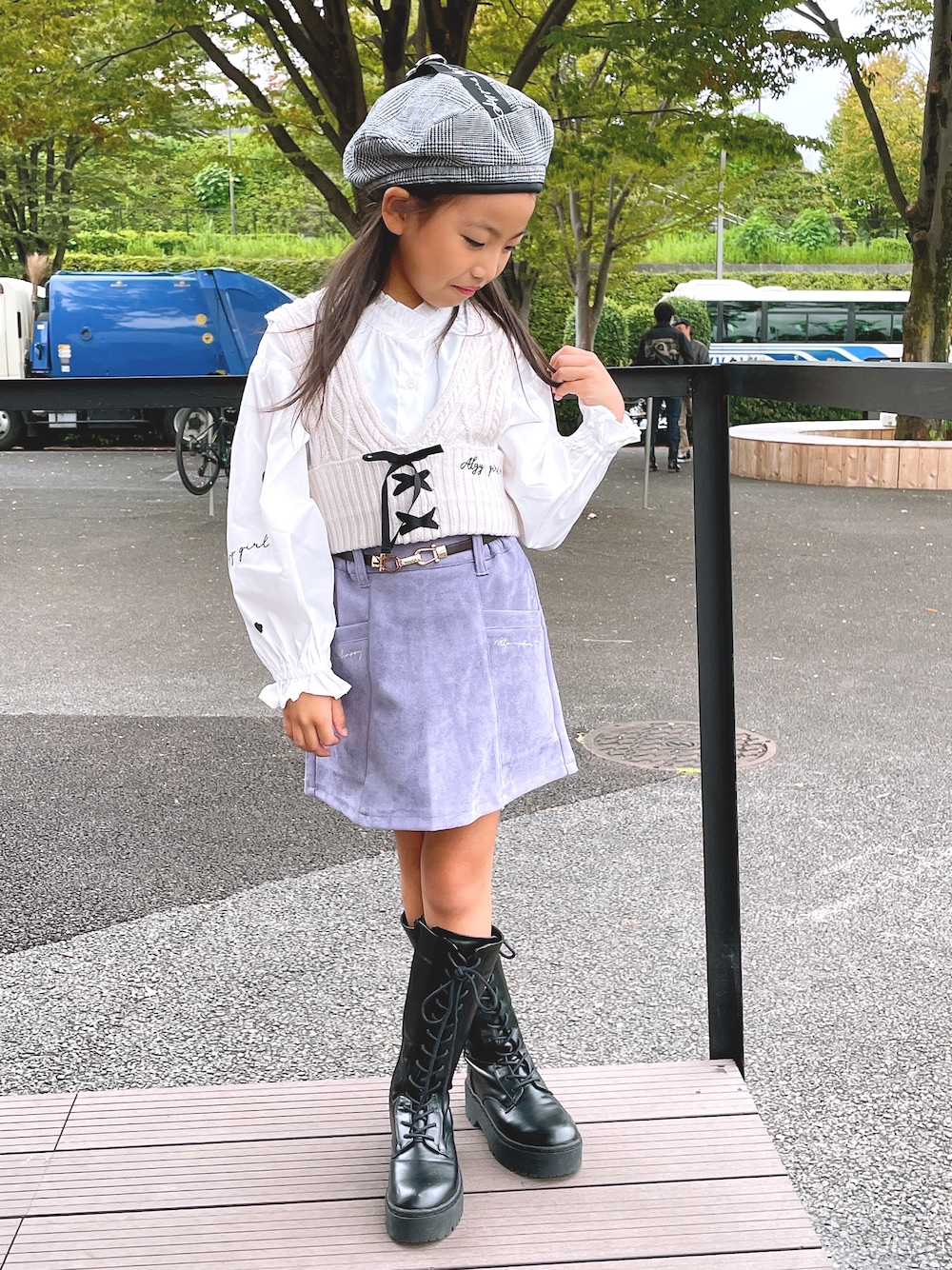 「秋のコーデ、algy秋コーデ、ALGY、PINKHUNT、スニーカーコーデ、ベレー帽、ロングブーツ、小学生コーデ、小学生女子、小学生ファッション」｜「algyのアイテム（ハット、グレー系）」を使った、Rinkaさん（キッズ・125cm）の秋コーディネートの1枚目の写真