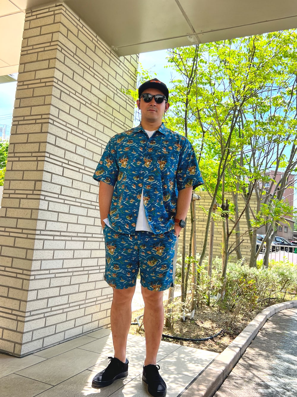 「休日スタイル、初夏コーデ、セットアップ」｜「BAYFLOWの【Peach×BAYFLOW】ガラショーツ（その他パンツ、ブルー系）」を使った、まさやん（改）さん（メンズ・178cm）の春コーディネートの1枚目の写真