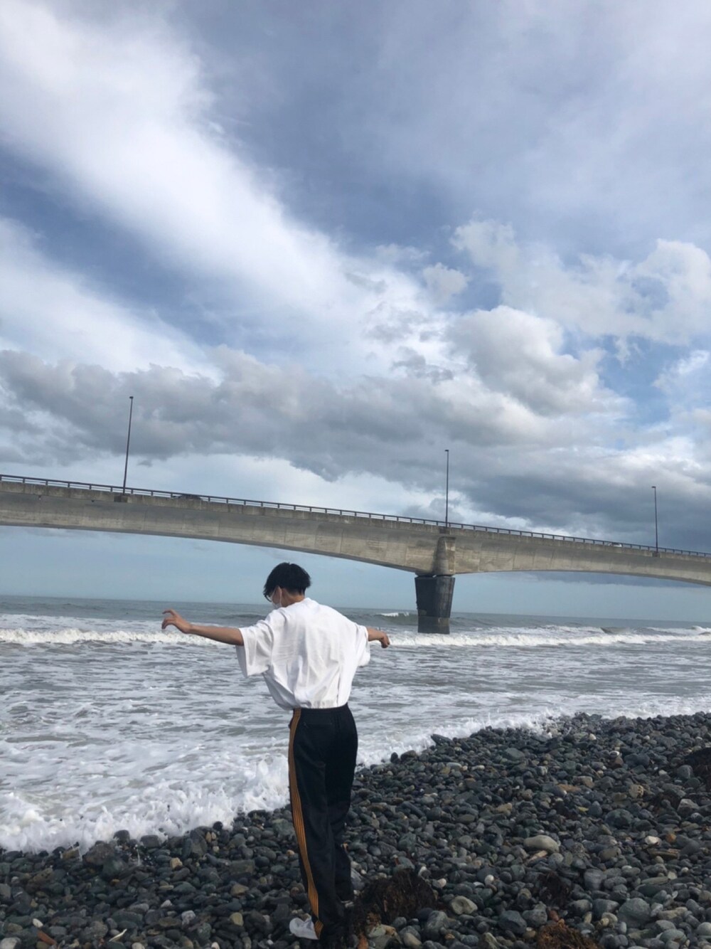 「Needlesのアイテム（その他パンツ、グレー系）」を使った、しゅうさん（メンズ・176cm）の春コーディネートの1枚目の写真