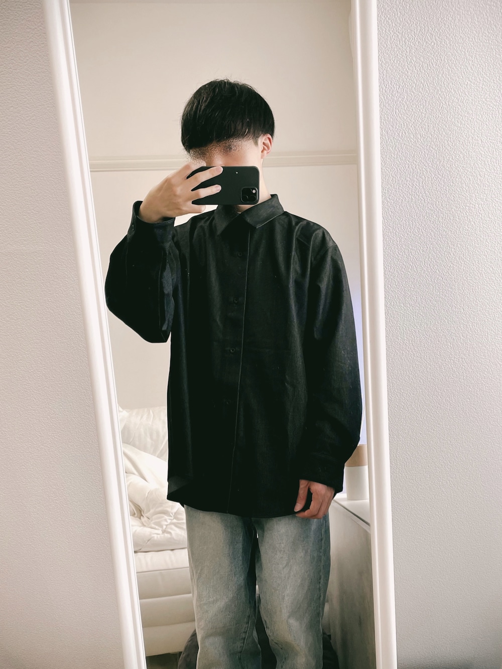 ブルー系のシャツ/ブラウス、ブルー系のデニムパンツを着用したメンズの秋コーディネートの1枚目の写真