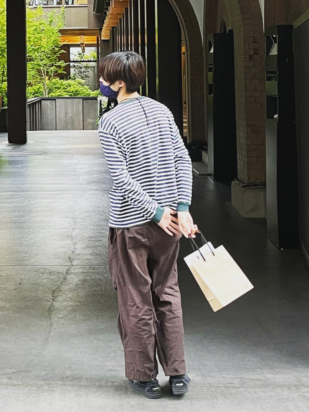 ブラウン系のパンツ、グリーン系のTシャツ/カットソーを着用したメンズの春コーディネートの1枚目の写真