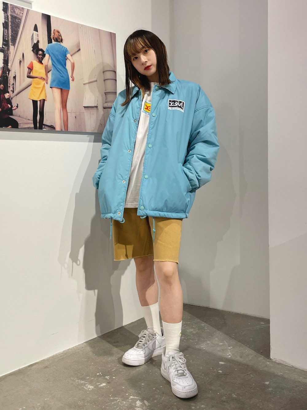 ホワイト系のTシャツ/カットソー、グリーン系のブルゾン、ベージュ系のその他パンツを着用したレディースの夏コーディネートの1枚目の写真