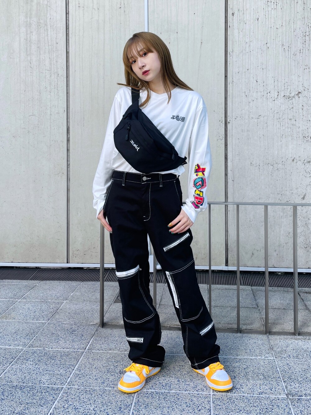 ホワイト系のTシャツ/カットソー、ブラック系のボディバッグ/ウエストポーチ、ブラック系のその他パンツを着用したレディースの秋コーディネートの1枚目の写真