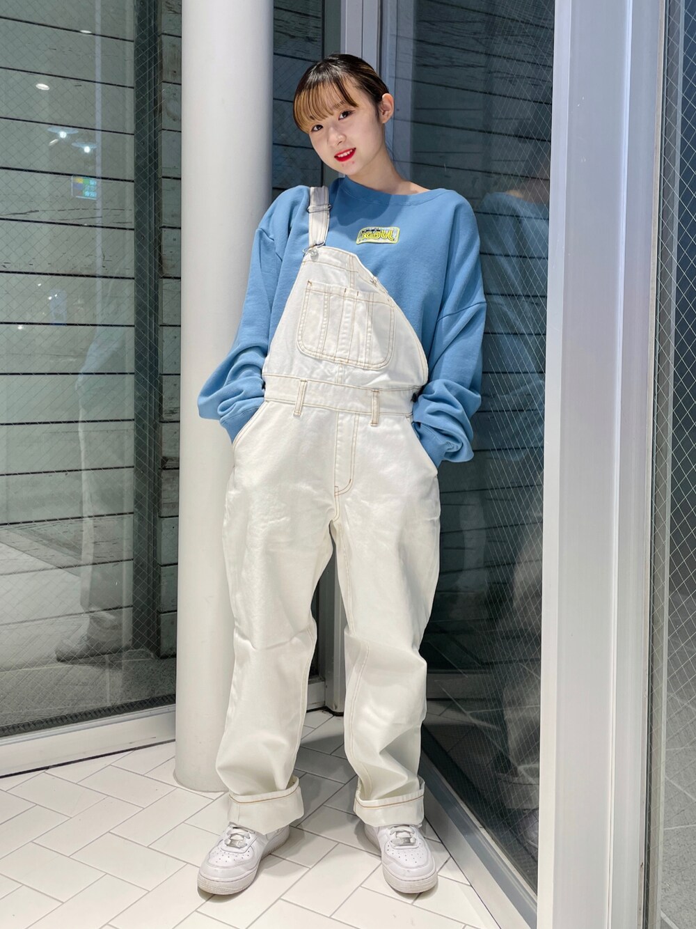 「初秋コーデ、オーバーオール、今日のコーデ、低身長コーデ、x-girl、エックスガール」｜「X-girlのPRISM PATCH CROPPED CREW SWEAT TOP（スウェット、ブルー系）」を使った、多田花美さん（レディース・150cm）の秋コーディネートの1枚目の写真