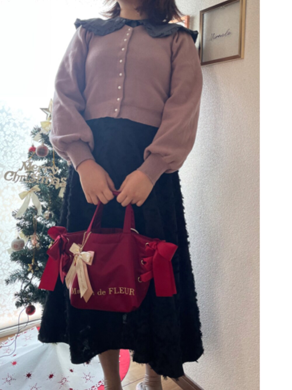 「今日のコーデ、大人コーデ、襟付きブラウス、黒×ピンク」｜「Maison de FLEURのアイテム（ハンドバッグ、レッド系）」を使った、ayuさん（レディース・164cm）の冬コーディネートの1枚目の写真