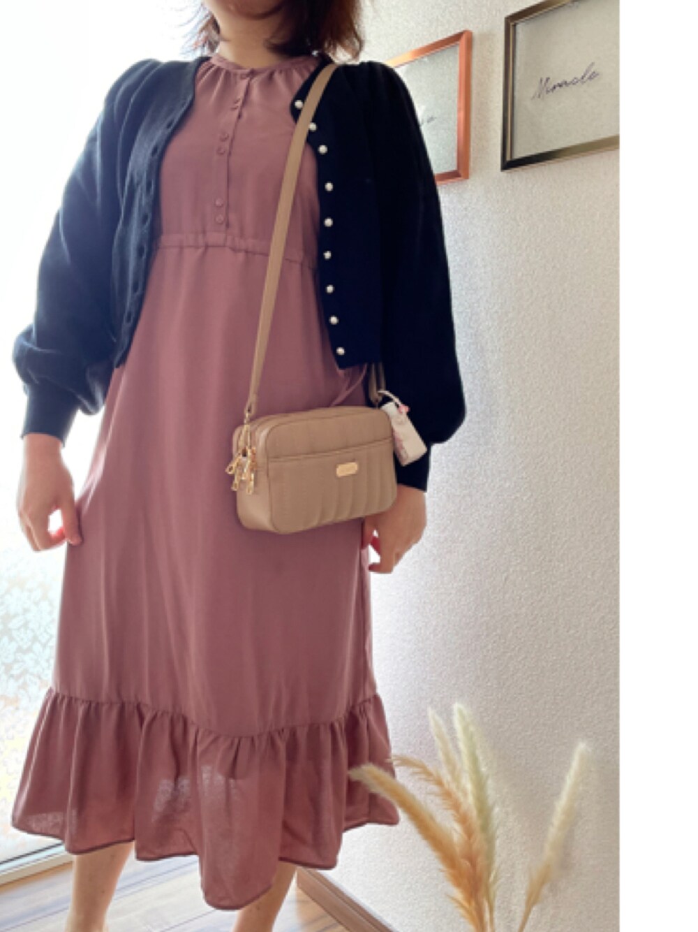 「今日のコーデ、ワントーンコーデ、黒×ピンク、オトナカワイイ」｜「Areeamのウォレットショルダーバッグ（ショルダーバッグ、ベージュ系）」を使った、ayuさん（レディース・164cm）の秋コーディネートの1枚目の写真