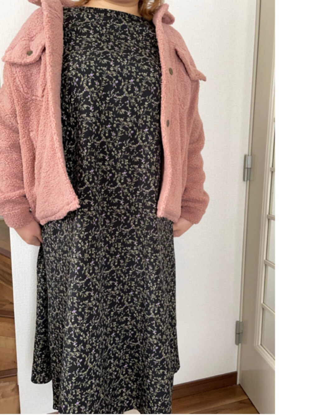 「Areeamのウエストベルトフラワーワンピース（ワンピース、ブラック系）」を使った、ayuさん（レディース・164cm）の冬コーディネートの1枚目の写真