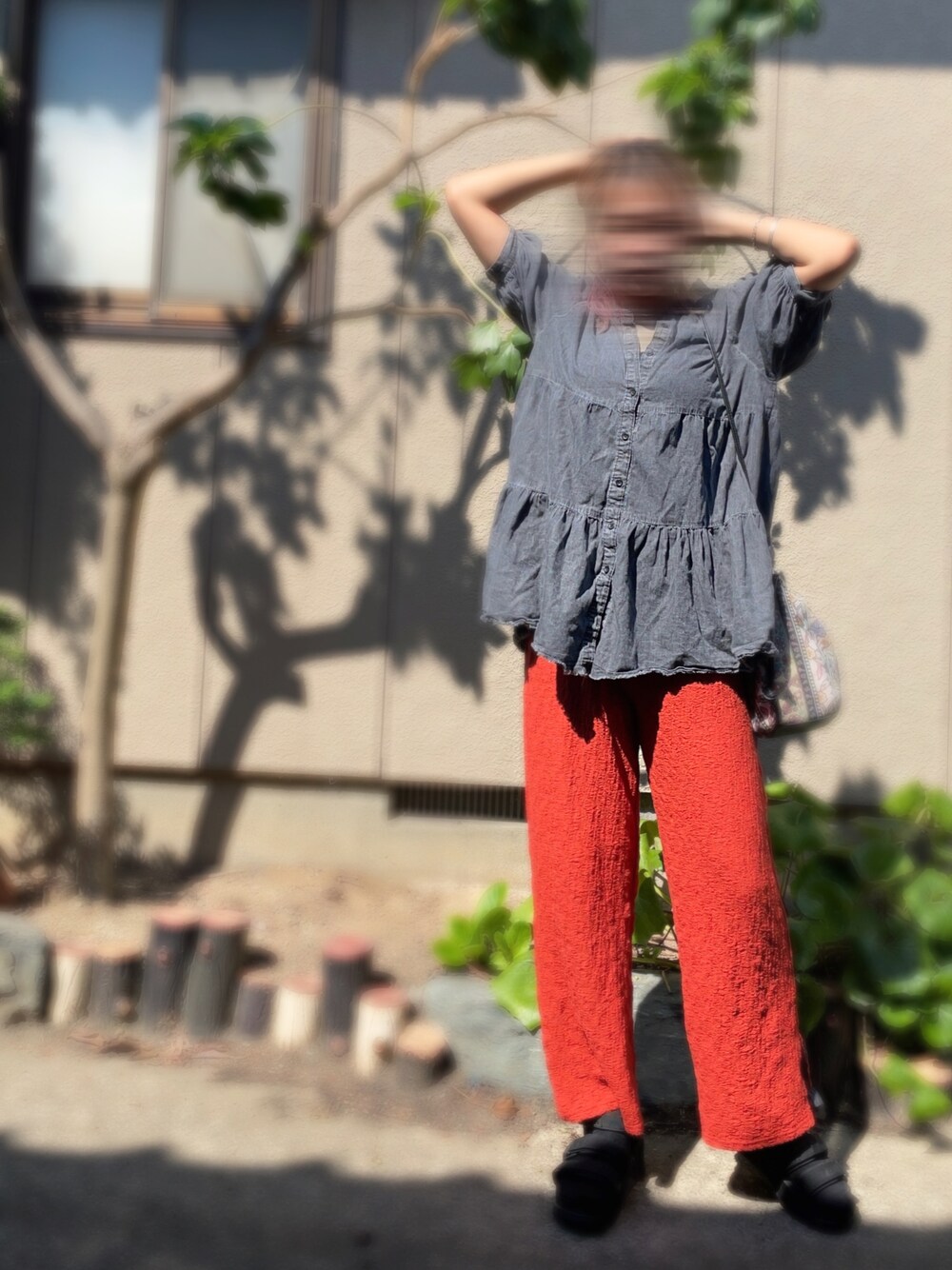 「今日のコーデ、ラクチンコーデ、プチプラ、高身長女子、オレンジ、秋のコーデ、カジュアル」｜「Cutie Blondeのアイテム（シャツ/ブラウス、グレー系）」を使った、mistral2021さん（レディース・168cm）の秋コーディネートの1枚目の写真