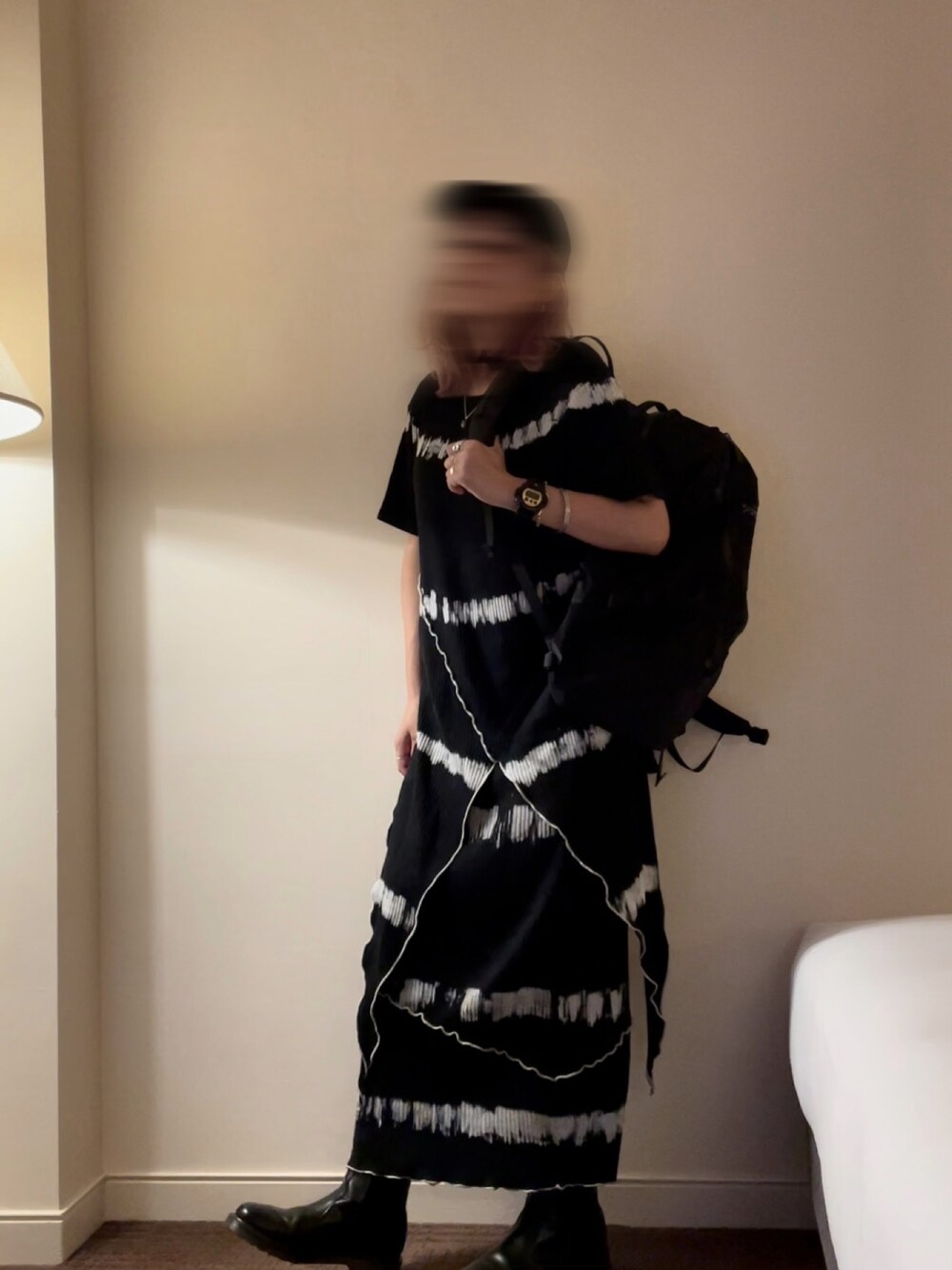 「秋のコーデ、タイダイ柄、モノトーン、ブラック、セットアップ、バックパック、キャップ、高身長女子、ブーツ」｜「ROSE BUDのアイテム（Tシャツ/カットソー、ブラック系）」を使った、mistral2021さん（レディース・168cm）の秋コーディネートの1枚目の写真