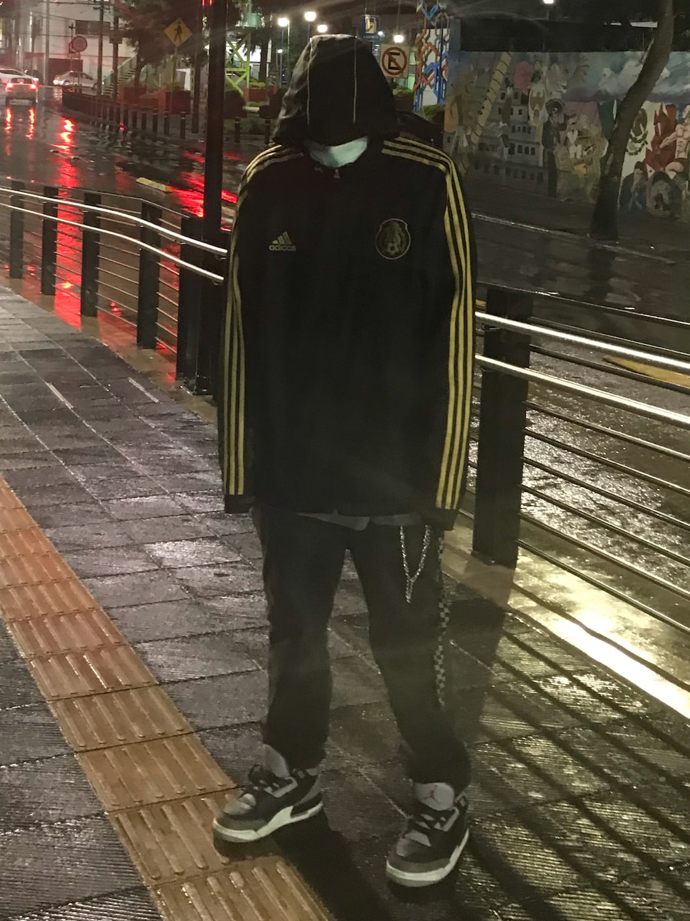 「black、Black Music、skate、LOVE、sporty、oversize、X-LARGE、NIKE、JORDAN3、Jordan、grunge、night」｜「adidasのアイテム（その他アウター、ブラック系）」を使った、KæyDiorさん（メンズ・175cm）の秋コーディネートの1枚目の写真