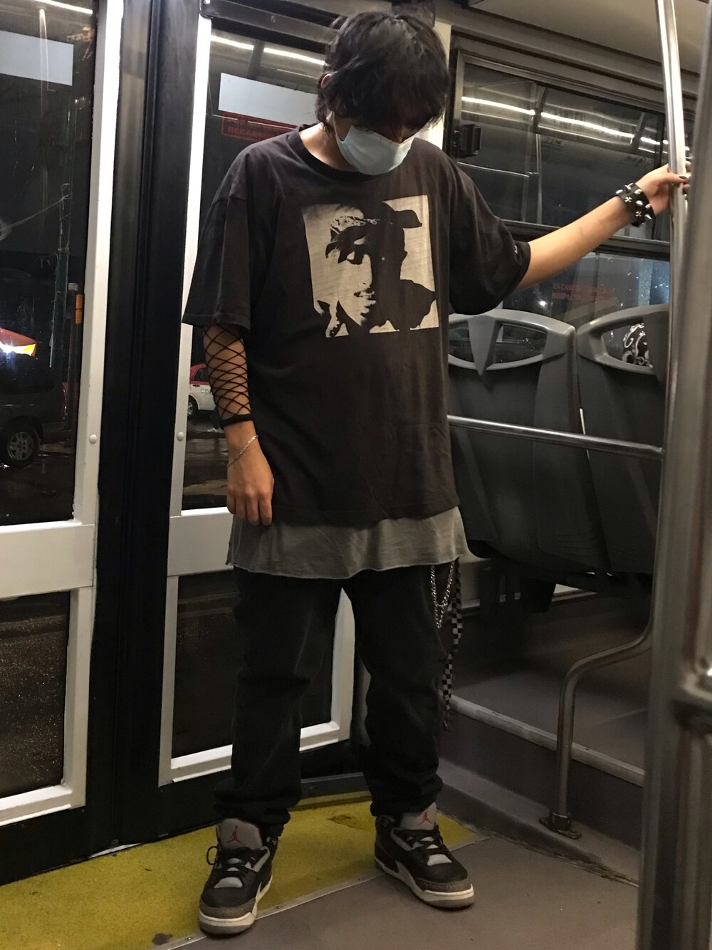 「VINTAGE、grunge、gothic、black、darkwear、DARK、swag、TRILL、streetstyle、kicks、street、streetfashion、streetwear、skateboard」｜「Vintage Clothingのアイテム（Tシャツ/カットソー、ブラック系）」を使った、KæyDiorさん（メンズ・175cm）の秋コーディネートの1枚目の写真