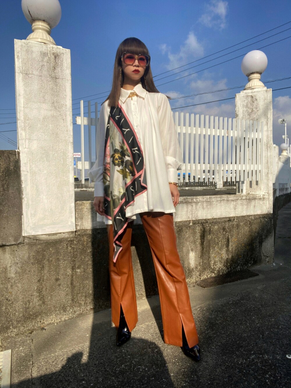 「レザー、白シャツ、サングラス、スカーフ、ブラウン、キレイめ、ootd、シャツスタイル、秋服、着回しコーデ、秋、秋コーデ、秋トレンド2021、だから秋服が好き」｜「GHOSPELLのアイテム（パンツ、ブラウン系）」を使った、yuka里さん（レディース・162cm）の秋コーディネートの1枚目の写真