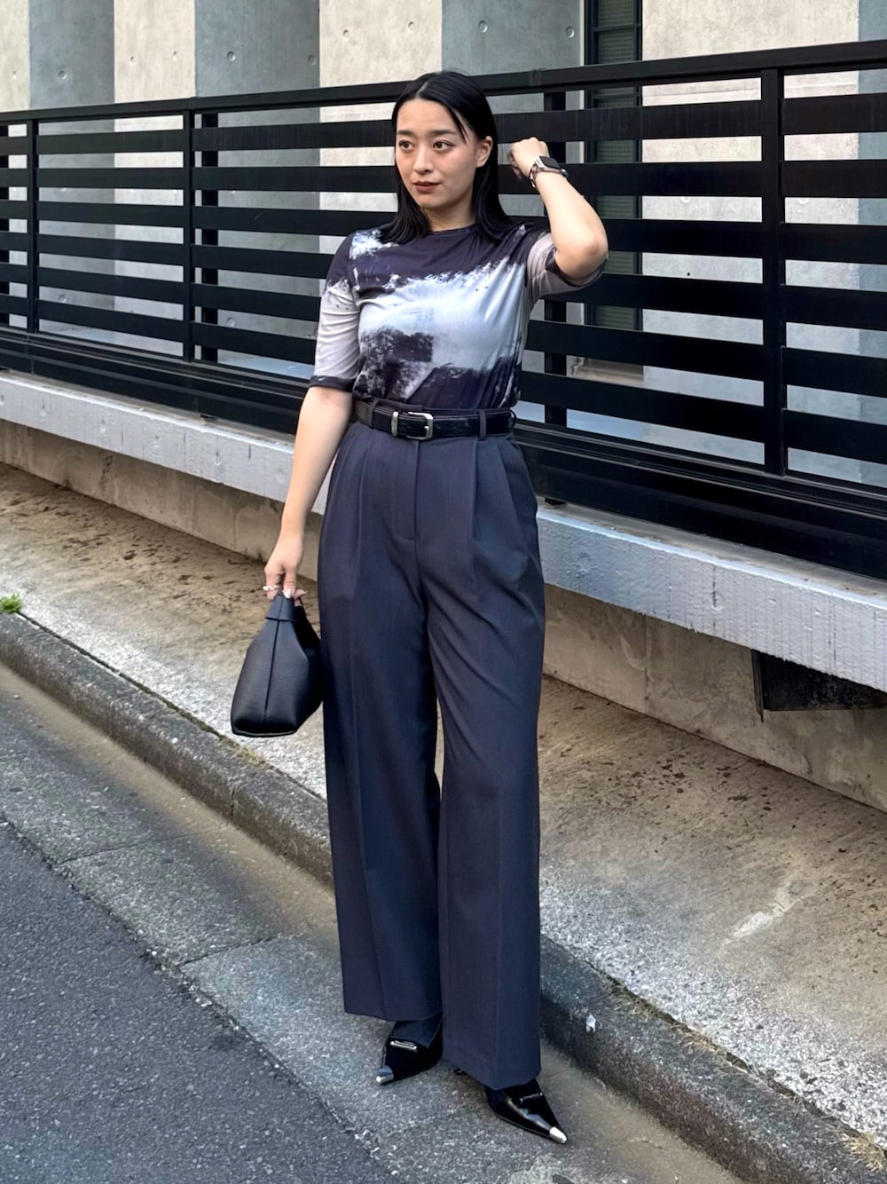 「マーブル柄、マーブル、シアートップス、シアー、Tシャツ、Tシャツコーデ、Ｔシャツ、グレースラックス、スラックスパンツ、スラックス、スラックスコーデ、モードストリート、モードカジュアル、モード、モード系」｜「Lui'sの起毛タイダイハーフスリーブトップス（Tシャツ/カットソー、グレー系）」を使った、miuさん（レディース・158cm）の夏コーディネートの1枚目の写真