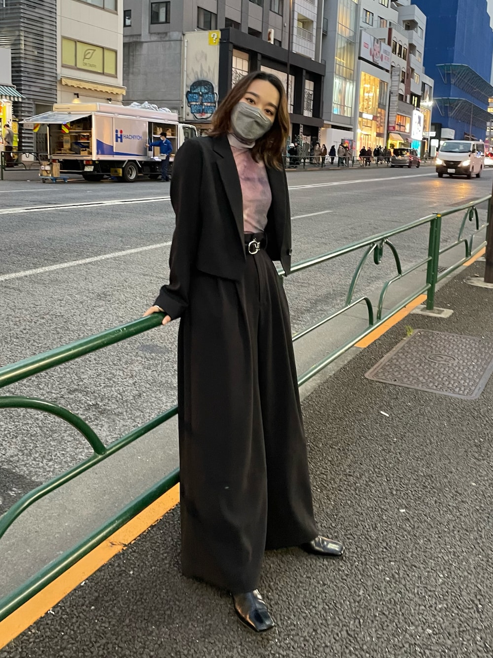 「短丈、ショートジャケット、シアートップス、バギーパンツ、スラックス、きれいめカジュアル、キレイめモード、モードストリート、Lui's、luisfemme」｜「Lui'sのツイルショートジャケット(セットアップ対応)（テーラードジャケット、ブラック系）」を使った、miuさん（レディース・158cm）の冬コーディネートの1枚目の写真