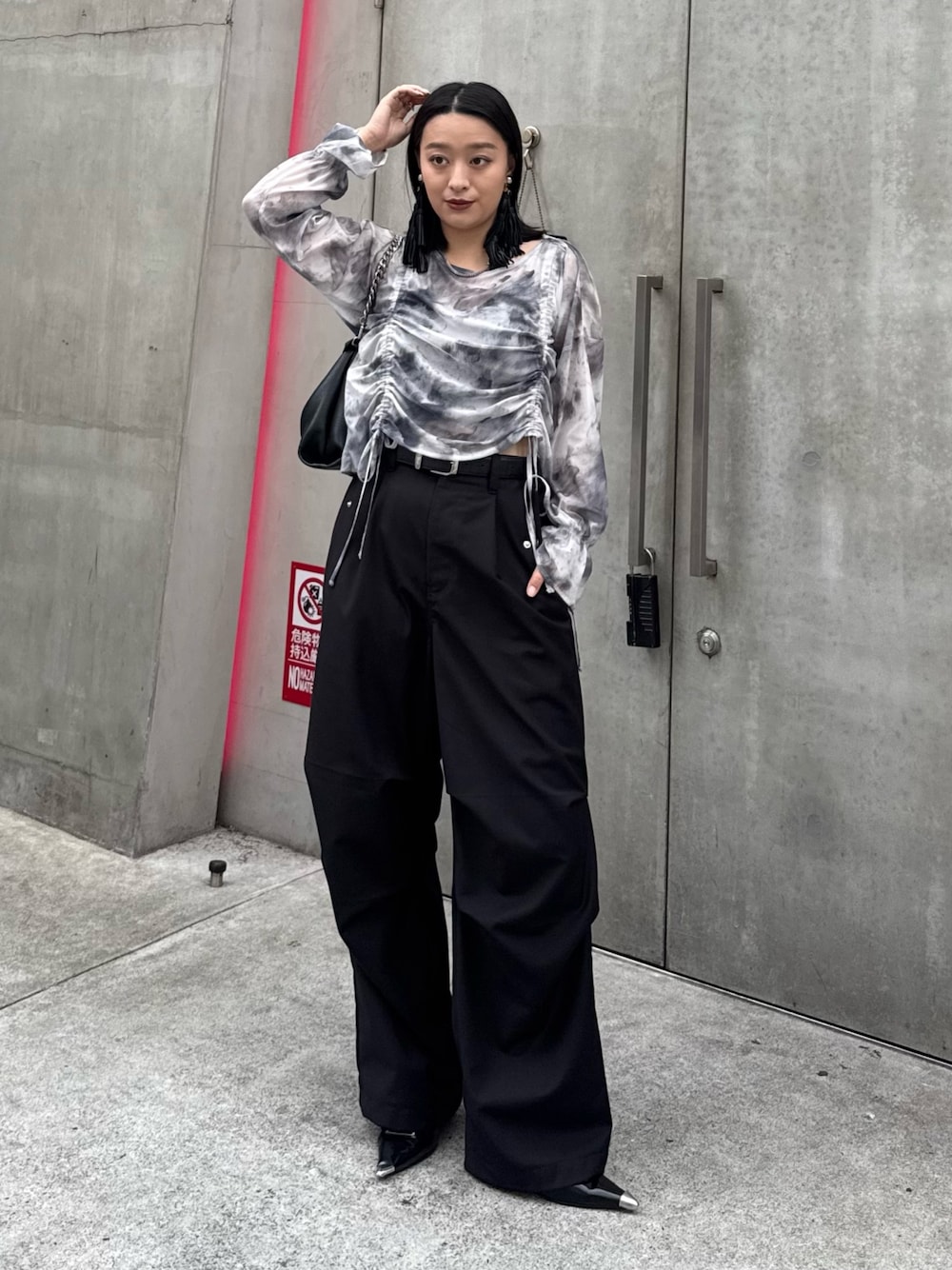 グレー系のTシャツ/カットソー、ブラック系のカーゴパンツ、ブラック系のトートバッグを着用したレディースの春コーディネートの1枚目の写真