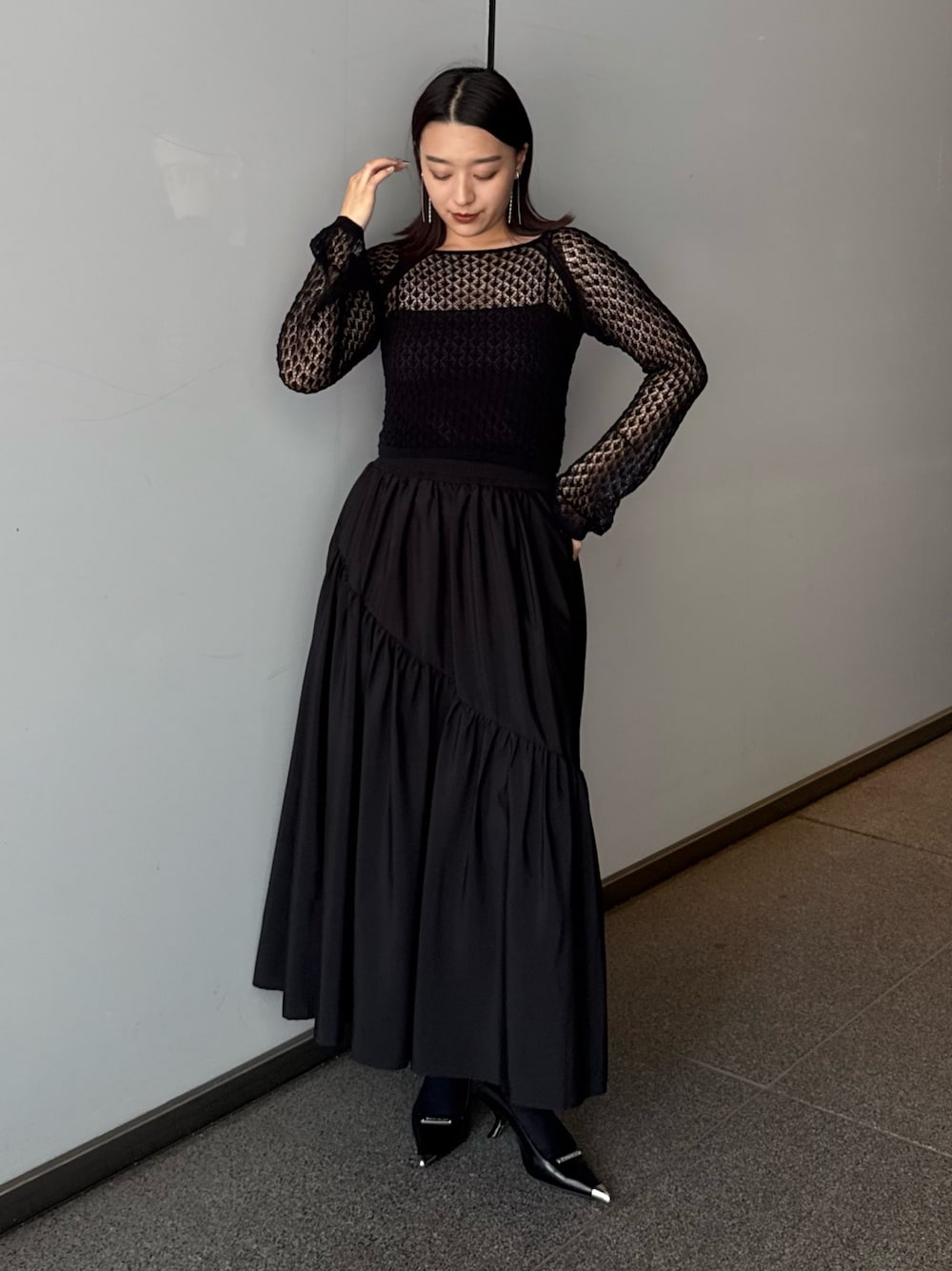 「シアートップス、シアー、レース、レーストップス、ティアードスカート、ティアード、バイアススカート、オールブラック、ブラックコーデ、ブラック、黒コーデ、きれいめ、キレイめ、キレイめカジュアル、オトナカジュアル」｜「Lui'sのレース編みニットトップス（Tシャツ/カットソー、ブラック系）」を使った、miuさん（レディース・158cm）の夏コーディネートの1枚目の写真