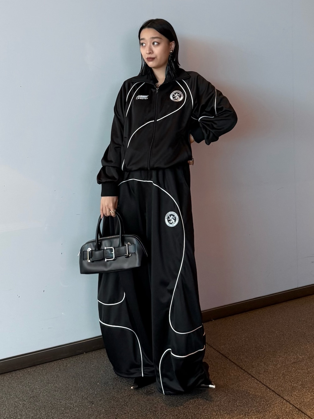 ブラック系のブルゾン、ブラック系のその他パンツ、ブラック系のショルダーバッグを着用したレディースの冬コーディネートの1枚目の写真