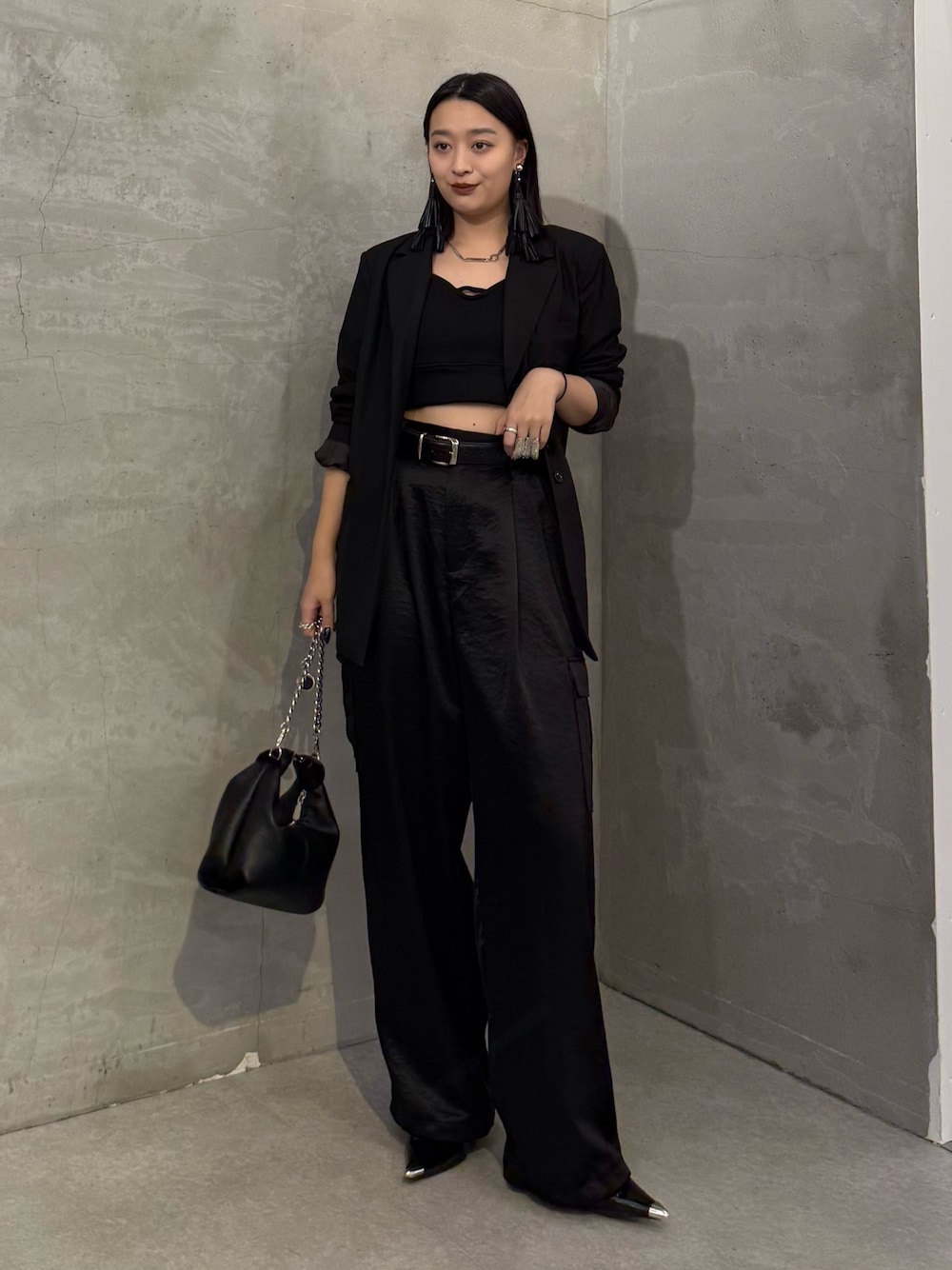 ブラック系のテーラードジャケット、ブラック系のカーゴパンツ、ブラック系のトートバッグを着用したレディースの冬コーディネートの1枚目の写真