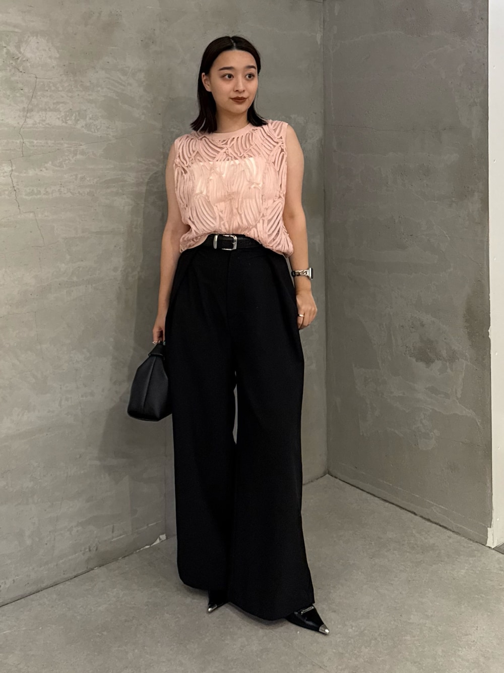 「最近のいい感じコーデ、大人カジュアル、大人かわいい、春カラー、ラフコーデ、大人女子、キレイめ、今日のコーデ、タンクトップ、スラックス、スラックスコーデ、きれいめ」｜「Lui'sの刺繍レースタンクトップ（Tシャツ/カットソー、ピンク系）」を使った、miuさん（レディース・158cm）の春コーディネートの1枚目の写真