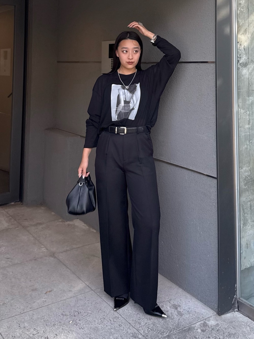 ブラック系のTシャツ/カットソー、ブラック系のスラックス、ブラック系のショルダーバッグを着用したレディースの夏コーディネートの1枚目の写真