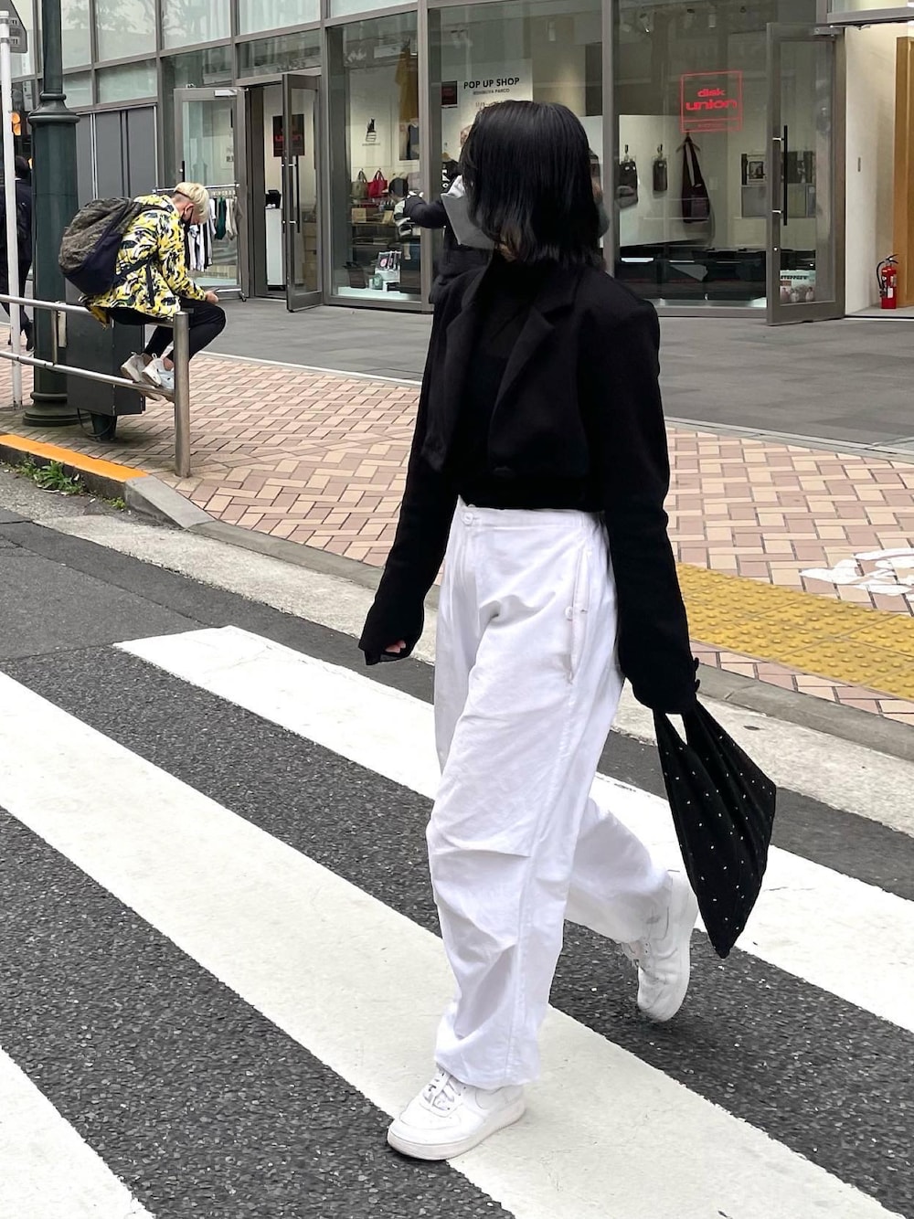 「Luis、luisfemme、モードストリート、ストリート、モードカジュアル、ジャケット、ジャケットスタイル、パラシュートパンツ、白パンツ、白パンツコーデ」｜「Lui'sのベロアメッシュハイネックトップス（Tシャツ/カットソー、ブラック系）」を使った、miuさん（レディース・158cm）の冬コーディネートの1枚目の写真