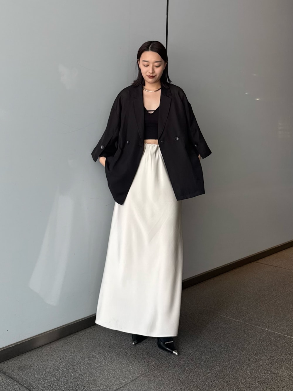 「大人可愛い、夏服、今日のコーデ、シンプルスタイル、楽チンコーデ、オトナ女子、ジャケット、ジャケットスタイル、サテンスカート、モノトーン、モノトーンコーデ、きれいめ、きれいめカジュアル、キレイめ」｜「Lui'sのスリーブスリットシアージャケット（テーラードジャケット、ブラック系）」を使った、miuさん（レディース・158cm）の夏コーディネートの1枚目の写真