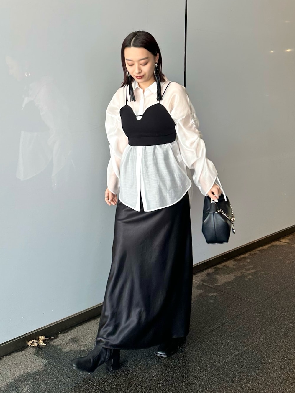 「シャツスタイル、シアートップス、今日のコーデ、春、シンプル、大人かわいい、きれいめコーデ、レディースファッション、スカートスタイル、ビスチェ、ビスチェコーデ、ビスチェ風」｜「Lui'sのシアーギャザ―スリーブシャツ（シャツ/ブラウス、ホワイト系）」を使った、miuさん（骨格ストレート・レディース・158cm）の春コーディネートの1枚目の写真