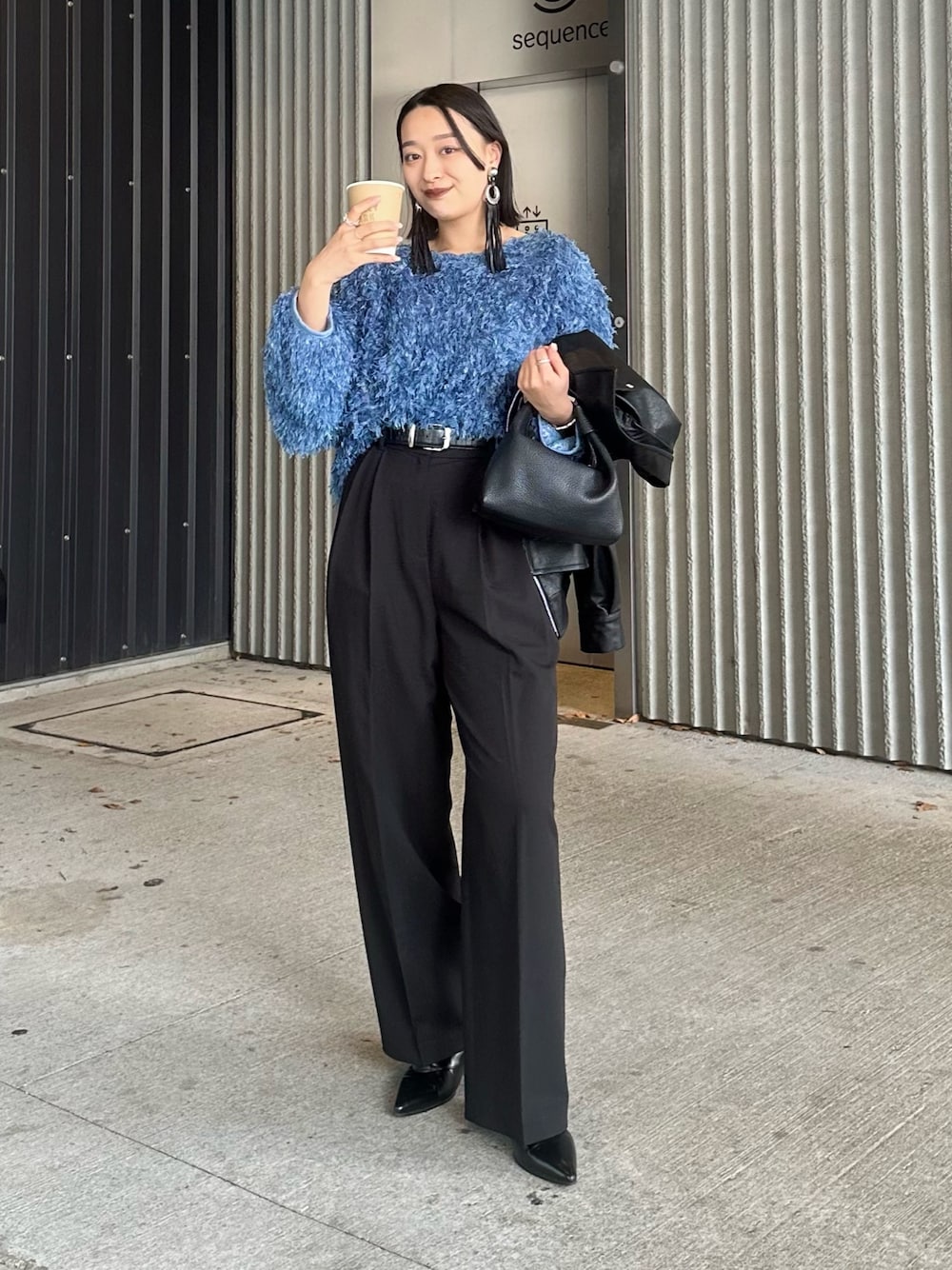 ブルー系のTシャツ/カットソー、ブラック系のスラックス、ブラック系のショルダーバッグを着用したレディースの春コーディネートの1枚目の写真