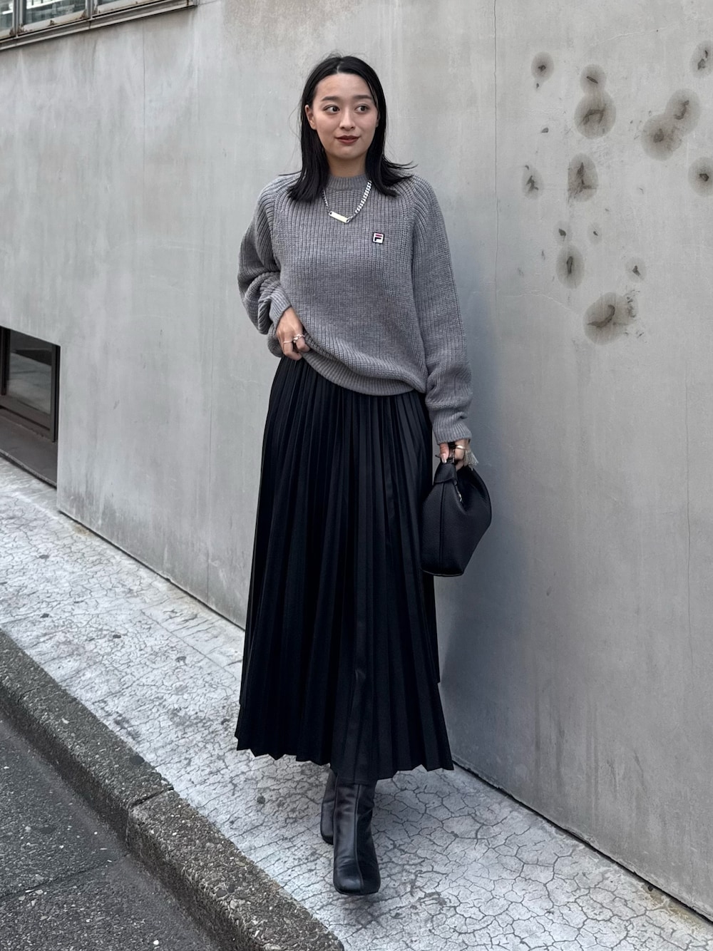 「FILA、綺麗め、綺麗めカジュアル、綺麗めスタイル、プリーツスカート、モードカジュアル、モノトーン、モノトーンコーデ、ニット、ニットコーデ」｜「Lui'sの【FILA×Lui's】ハイネッククロップドニット（ニット/セーター、グレー系）」を使った、miuさん（レディース・158cm）の秋コーディネートの1枚目の写真