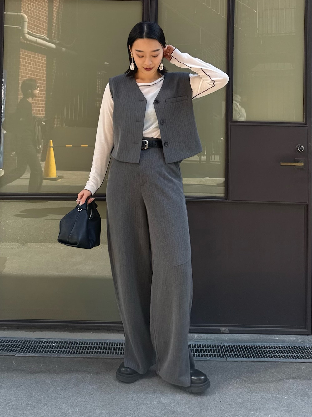 「ロンT、シアートップス、春服、春カラー、大人女子、おでかけコーデ、きれいめコーディネート、春夏コーデ、ジレ、ジレスタイル、ジレコーデ」｜「Lui'sのバックデザインVネックベスト（ダウンベスト、グレー系）」を使った、miuさん（レディース・158cm）の春コーディネートの1枚目の写真