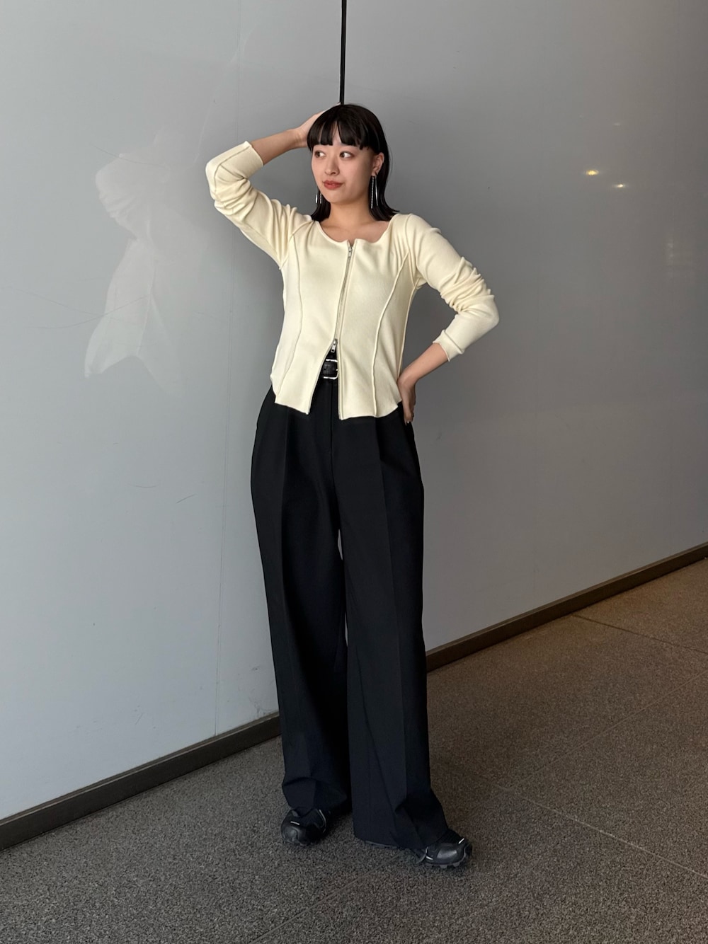 「春ファッション、春夏コーデ、きれいめコーデ、骨格ストレート、キレイめ、初春コーデ、パンツコーデ、カラーコーデ、ジップニット」｜「Lui'sのリブフルZIPトップス（Tシャツ/カットソー、ホワイト系）」を使った、miuさん（骨格ストレート・レディース・158cm）の春コーディネートの1枚目の写真