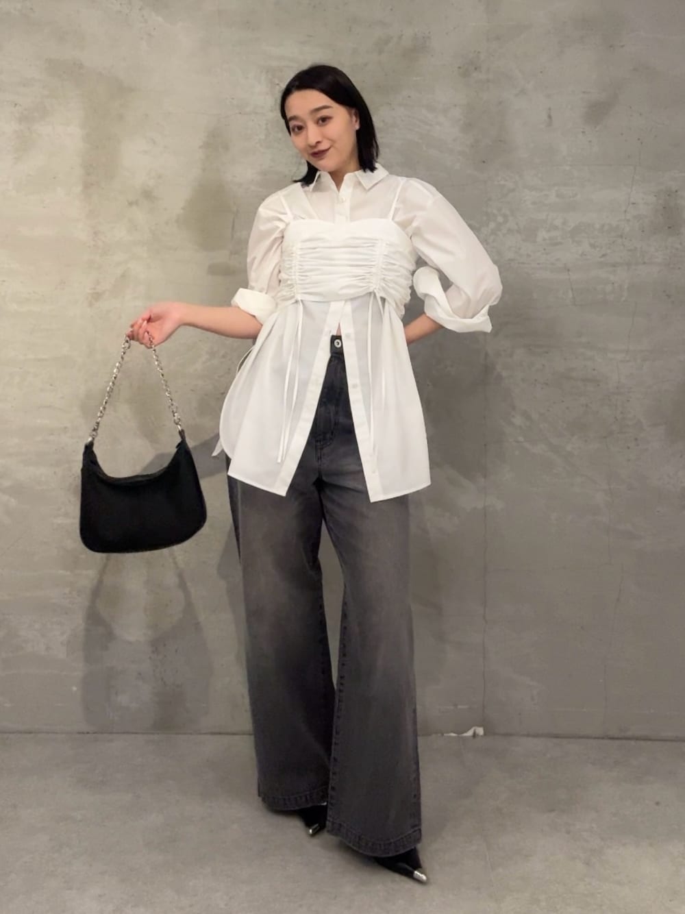「シャツスタイル、春服コーデ、ゆるコーデ、大人コーデ、レイヤードコーデ、キレイめコーデ、オトナ女子、ビスチェ、ビスチェ×デニム、綺麗め、綺麗めコーデ、綺麗めカジュアル、キレイめカジュアル、モノトーンコーデ、モノトーン」｜「Lui'sのドロストビスチェシャツ（シャツ/ブラウス、ホワイト系）」を使った、miuさん（骨格ストレート・レディース・158cm）の春コーディネートの1枚目の写真