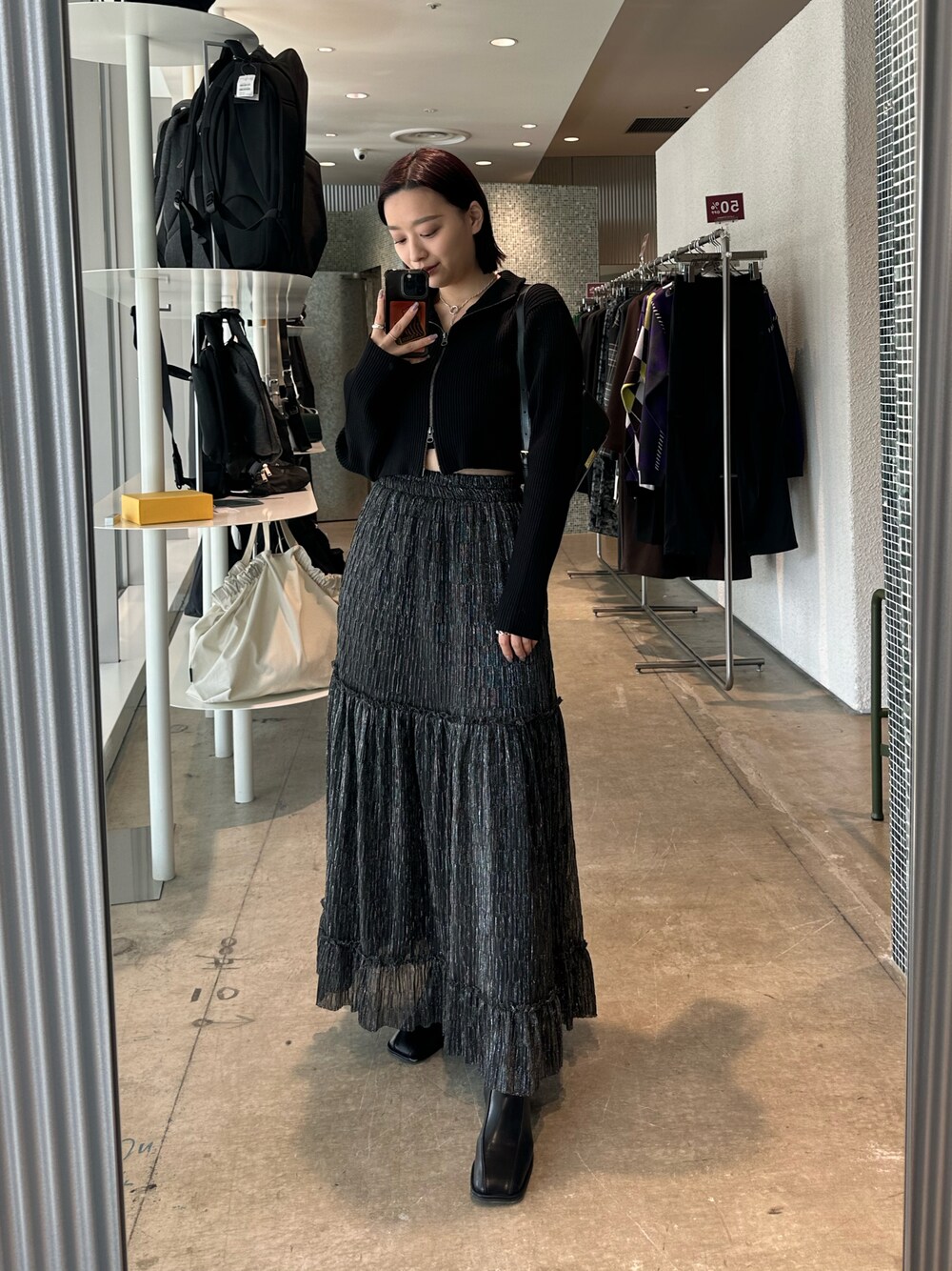 「おでかけコーデ、オトナ女子、フルジップ、スカート、大人カジュアル、きれいめカジュアル、luisfemme」｜「Lui'sのフルジップハイネックニット（ニット/セーター、ブラック系）」を使った、miuさん（レディース・158cm）の冬コーディネートの1枚目の写真